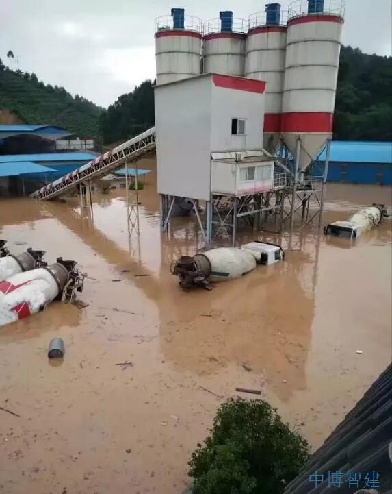 被雨水淹的搅拌站